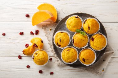 Kurutulmuş yaban mersinli, taze pişmiş balkabağı kekleri, portakal aromalı ve masada yakın plan baharatlı. Yukarıdan yatay üst görünüm