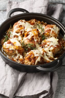 Fransız soğan köfteleri zengin, lezzetli bir soğan sosunun içine yerleştirilir ve üzeri Gruyere ve mozzarella peyniri ile kaplanır. Dikey