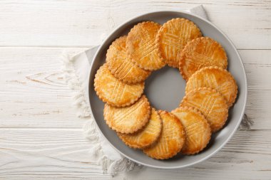Lezzetli Fransız kurabiyesi Sable Breton masadaki tabağa yakın plan. Yukarıdan yatay üst görünüm