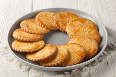 Breton Tereyağlı Kurabiye Sable masadaki tabağa yakın çekim. Yatay