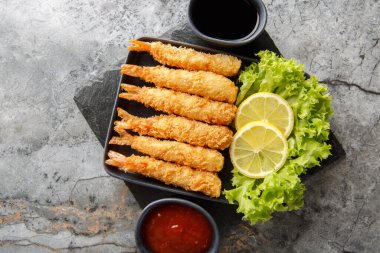Tempura kızartılmış EBI karidesleri. Baharatlı soslar masaya yakın. Yukarıdan yatay üst görünüm