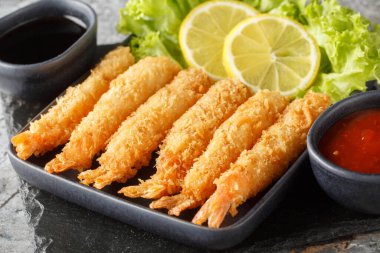 Limon, marul ve iki sosla servis edilen nefis tempura karidesi. yatay