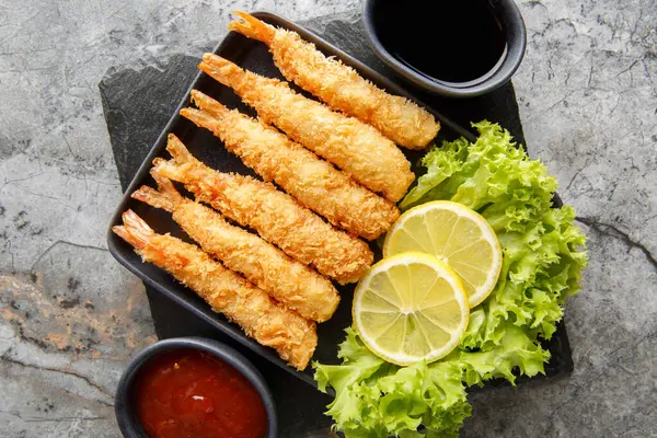 Limon, marul ve iki sosla servis edilen nefis tempura karidesi. Yukarıdan yatay üst görünüm