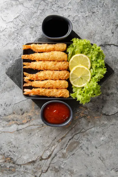 Japon usulü çıtır tempura karidesli ev yapımı tempura vurucu masadaki tabağa yakın çekim. Yukarıdan dikey üst görünüm
