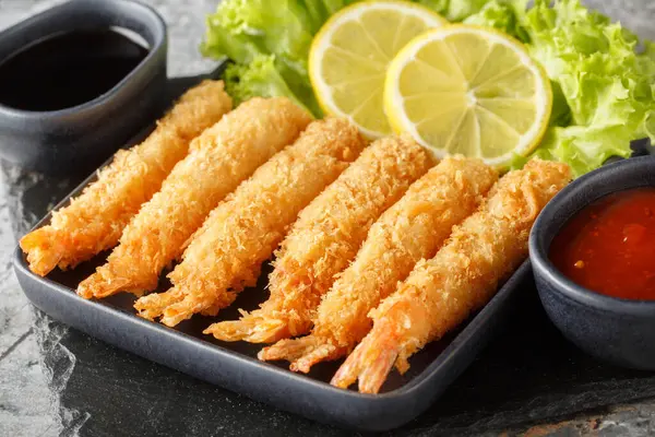 Limon, marul ve iki sosla servis edilen nefis tempura karidesi. yatay