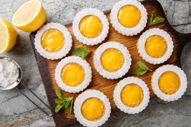 Limonlu Kurabiyeler yumuşak ve tereyağlı limonlu kurabiye içerir. İçi ahşap tahtada ev yapımı limon suyu ile kaplıdır. Yukarıdan yatay üst görünüm