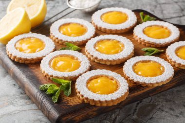 Limonlu Kurabiyeler yumuşak ve tereyağlı limonlu kurabiye içerir. İçi ahşap tahtada ev yapımı limon suyu ile kaplıdır. Yatay