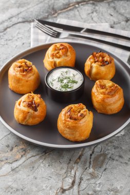 Klasik patates keki, reçelli soğan ve lapa kabuklu. Masanın üstünde de ekşi krema var. Dikey