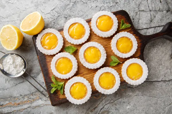 İnanılmaz Limonlu Kurabiyeler yumuşak parlak ve masadaki tahta tahtada ferahlatıcı yakın plan. Yukarıdan yatay üst görünüm