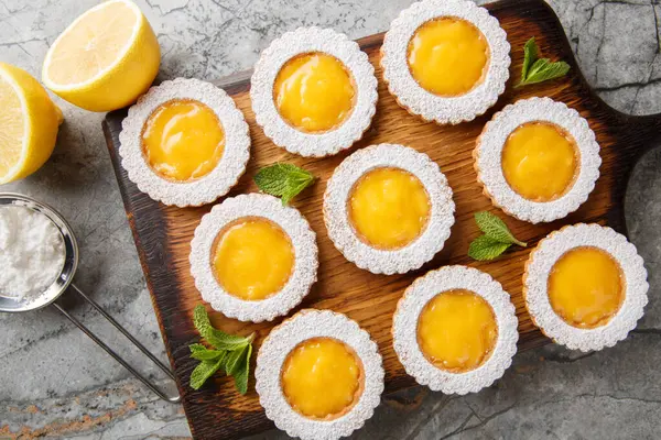 Limonlu Kurabiyeler yumuşak ve tereyağlı limonlu kurabiye içerir. İçi ahşap tahtada ev yapımı limon suyu ile kaplıdır. Yukarıdan yatay üst görünüm