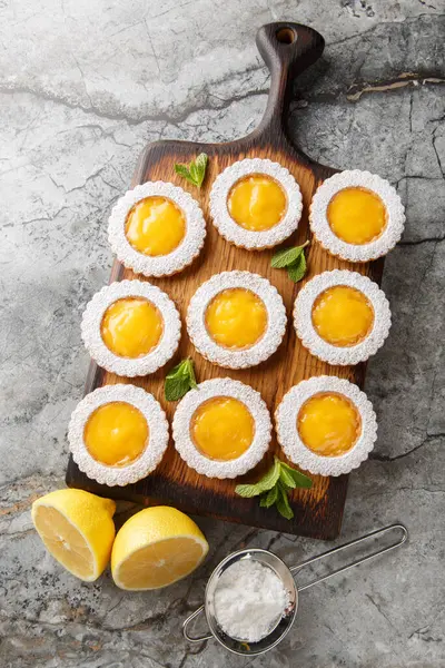 Limonlu kraker dolu karamelli kurabiyeler. Masanın üzerine yakın plan şeker serpiştirilmiş. Yukarıdan dikey üst görünüm