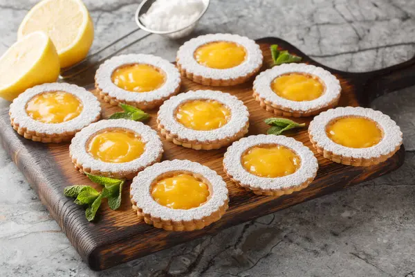 İnanılmaz Limonlu Kurabiyeler yumuşak parlak ve masadaki tahta tahtada ferahlatıcı yakın plan. Yatay