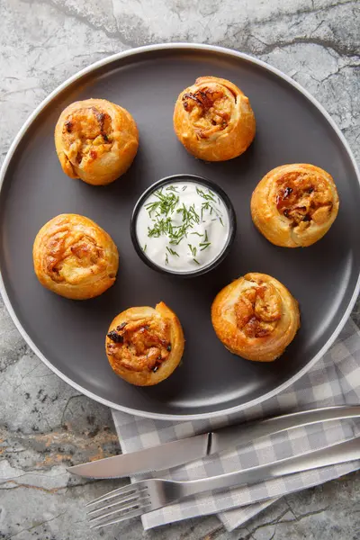 Klasik patates keki, reçelli soğan ve lapa kabuklu. Masanın üstünde de ekşi krema var. Yukarıdan dikey üst görünüm