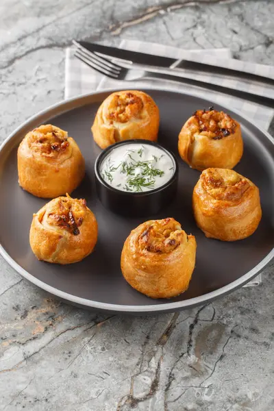 Klasik patates keki, reçelli soğan ve lapa kabuklu. Masanın üstünde de ekşi krema var. Dikey