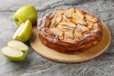 Masadaki tahtanın üzerinde elmalı, vanilyalı ve tarçınlı taze kavrulmuş turta. Yatay