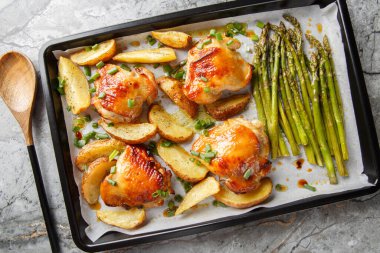 Kızarmış tavuk, patates ve yeşil kuşkonmaz, yakın plan bir yemek tepsisi. Yukarıdan yatay üst görünüm