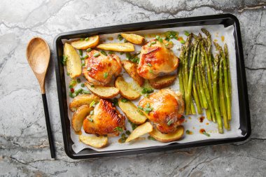 Kuşkonmaz ve patatesli tavuklu çarşaf. Yukarıdan yatay üst görünüm