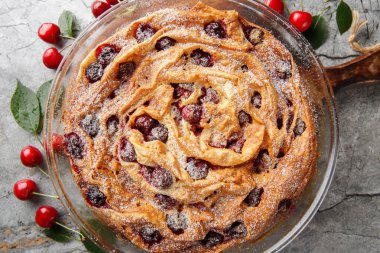 Kirazlı fırında filo pastası ve ahşap tahtadaki cam kaseye yakın plan kremalı muhallebi. Yukarıdan yatay üst görünüm