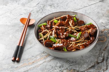 Klasik Kanada-Çin yemeği, zencefil, sığır eti ve masadaki kaseye yakın tatlı soslu. Yatay