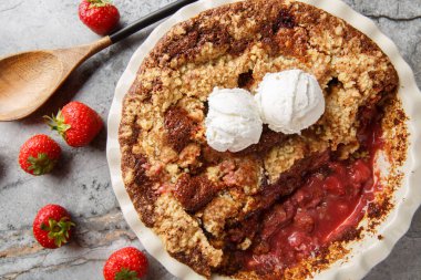 Çilekli turta ve yakın plan dondurma. Yemek masasında. Yukarıdan yatay üst görünüm