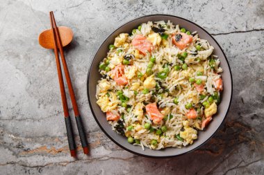 Somon, deniz yosunu, yeşil bezelye, soğan ve yumurta yakın plan Asya yemeği. Yukarıdan yatay üst görünüm