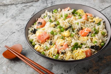 Somon, deniz yosunu, yeşil bezelye, soğan ve yumurta yakın plan Asya yemeği. Yatay