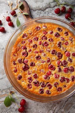 Masada taze böğürtlenli vişneli turta var. Yukarıdan dikey üst görünüm