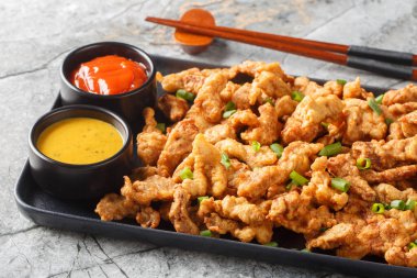 Xiaosurou, kızarmış yağlı domuz eti ve masada duran bol miktarda hissiz Sichuan biberi var. Yatay