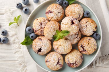 Yumuşak yaban mersinli kurabiyeler taze yaban mersinli ve limon özü aromalı. Masanın üzerindeki kasede yakın plan. Yukarıdan yatay üst görünüm