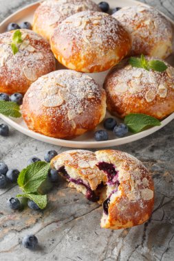 Geleneksel yaban mersinli çörekler masanın üzerindeki tabağa yakın çekim. Dikey