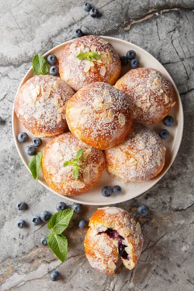 Geleneksel yaban mersinli çörekler masanın üzerindeki tabağa yakın çekim. Yukarıdan dikey üst görünüm