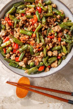 Çin mutfağı kıyma, yeşil fasulye, dolma biber, sarımsak, zencefil ve soya sosu ile kızartılmış. yukarıdan dikey üst görünüm