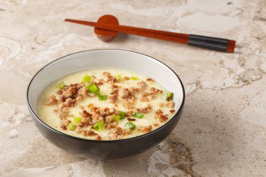 Kızarmış domuz eti ve yeşil soğanlı yumuşak buğulanmış yumurtalar masanın üstünde. Yatay