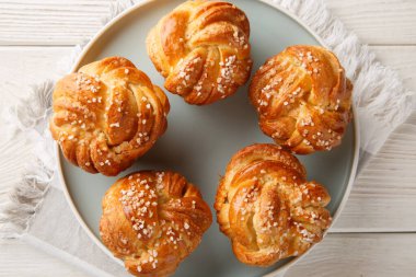 Tabakta yakın plan inci şekerli vanilyalı çörekler. Yukarıdan yatay üst görünüm