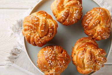 Ev yapımı şekerli çörekler tabakta yakın plan. Yukarıdan yatay üst görünüm