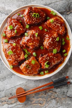 Asya usulü tatlı ve ekşi domuz pirzolası masanın üstünde yakın plan. Yukarıdan dikey üst görünüm