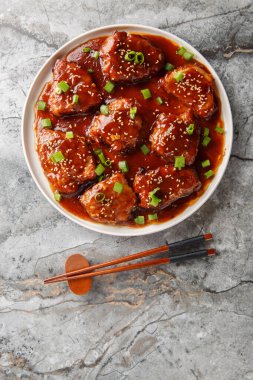 Tatlı ve ekşi domuz pirzolası ya da Çin usulü Çin pirzolası. Tabağın üzerine yakın plan Çin yemeği. Yukarıdan dikey üst görünüm