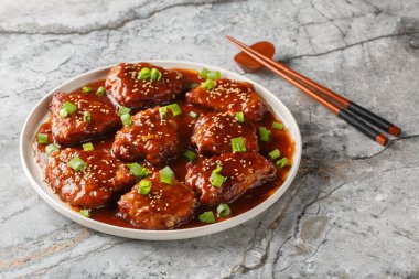 Lezzetli, yumuşak ve ekşi domuz pirzolası masanın üzerindeki tabağa yakın acı sosla kaplanır. Yatay