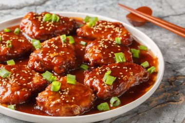 Sulu domuz pirzolası bastırılır ve Asya esintili tatlarla dolu tatlı ve ekşi bir jöle masanın üzerindeki tabağa yapıştırılır. Yatay