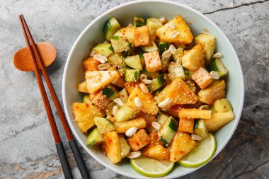 Rojak, tropikal meyve, sebze ve tofuyu masanın üzerindeki klozetin içine sıkıca sarılmış bir şekilde karıştırılmış karışık salata. Yukarıdan yatay üst görünüm