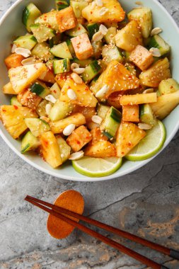 Rojak Salatası Asya Baharatı, Keskin ve Tatlı yakın plan, masanın üzerinde. Yukarıdan dikey üst görünüm