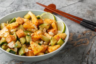 Rujak ya da rojak, dilimlenmiş meyve ve sebze karışımından oluşan bir salata tabağıdır ve masanın üzerindeki kasede baharatlı palmiye şekeri sosu ile servis edilir. Yatay