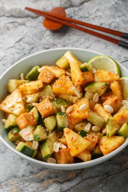 Rojak Salatası Asya Baharatı, Keskin ve Tatlı yakın plan, masanın üzerinde. Dikey