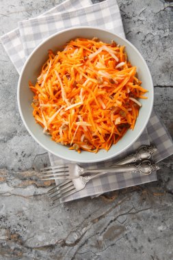 Çiğ havuçlu elma salatası. Kuru üzümlü. Masanın üstünde. yukarıdan dikey üst görünüm