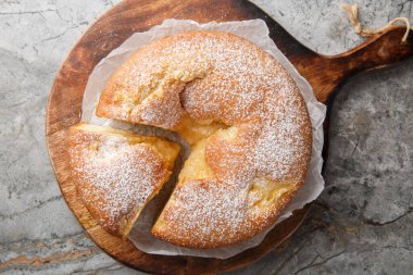 İtalyan Custard Cake veya Torta Nua, İtalyan hamur işi krema dilimleri ile pişirilmiş yumuşak bir İtalyan pastasıdır. Yukarıdan yatay üst görünüm