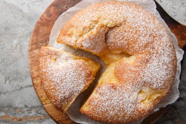 Torta Nua İtalyan Pastası ve masadaki tahta tahtaya yakın plan Crema Pasticcera. Yukarıdan yatay üst görünüm