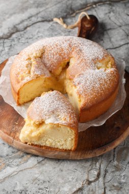 Masadaki tahtanın üzerinde İtalyan Kremalı Pastası Torta Nua 'ya yakın plan. Dikey