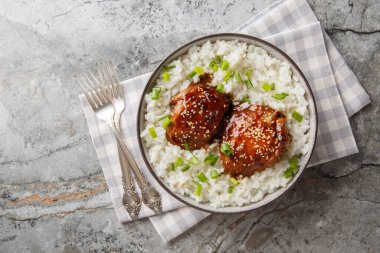 Shoyu tavuğu, düşük ısıda pişirilmiş. Sofu, şeker, su ve pirinç sirkesi karışımı. Masanın üstünde de beyaz pirinç sirkesi var. Yukarıdan yatay üst görünüm
