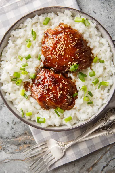 Hawaii Shoyu tavuğu sarımsak ve zencefil ile tatlandırılır ve inanılmaz derecede yumuşak bir şekilde servis edilene kadar kaynatılır. Yukarıdan dikey üst görünüm