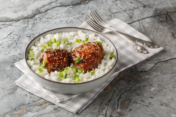 Shoyu tavuğu, düşük ısıda pişirilmiş. Sofu, şeker, su ve pirinç sirkesi karışımı. Masanın üstünde de beyaz pirinç sirkesi var. Yatay